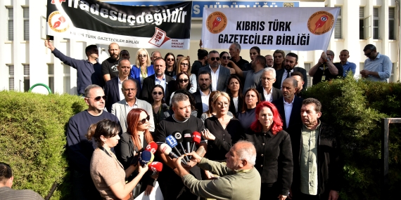 Basın Örgütlerinden Lefkoşa Polis Müdürlüğü Önünde Ortak EylemGazetecilik Suç Değildir
