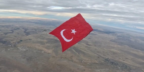 Gökyüzünde dev Türk bayrağıyla rekor