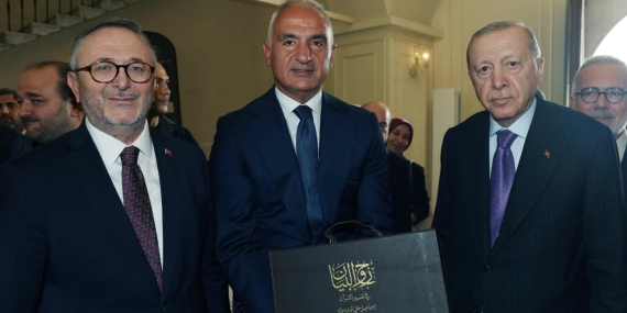 Bakan Ersoy’un, Cumhurbaşkanı Erdoğan’a takdim ettiği Bursevi’nin Kur’an-ı Kerim tefsirine ilişkin paylaşım
