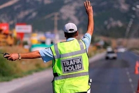 polisten-ulke-genelinde-trafik-kontrolu-7214-arac-kontrol-edildi-h75951-578c1