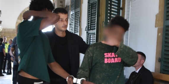 LEFKOŞA ACİL DURUM HASTANESİ OTOPARKINDA UYUŞTURUCU OPERASYONU: 3 KİŞİ TEMİNATA BAĞLANDI